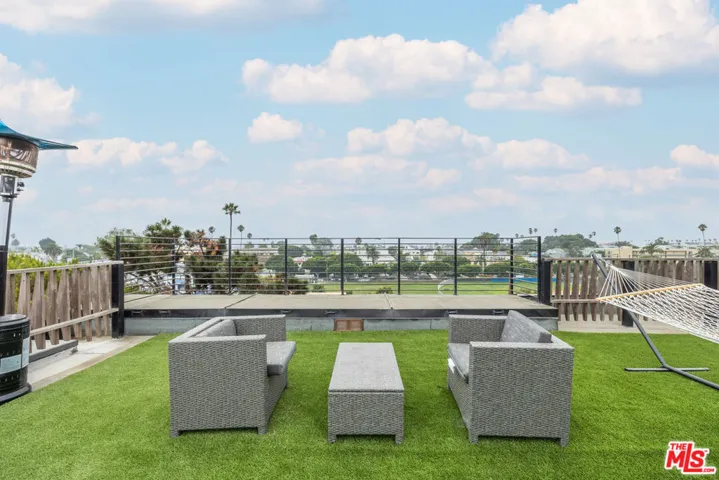 2460 Beverley Avenue, Santa Monica, California 90405