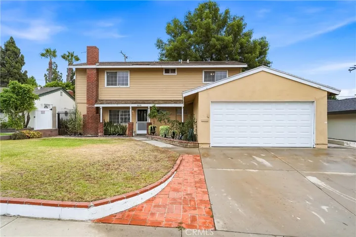 Welcome to a home full of possibilities, open, spacious, full of light, spacious, close to shopping, schools and so much more. This