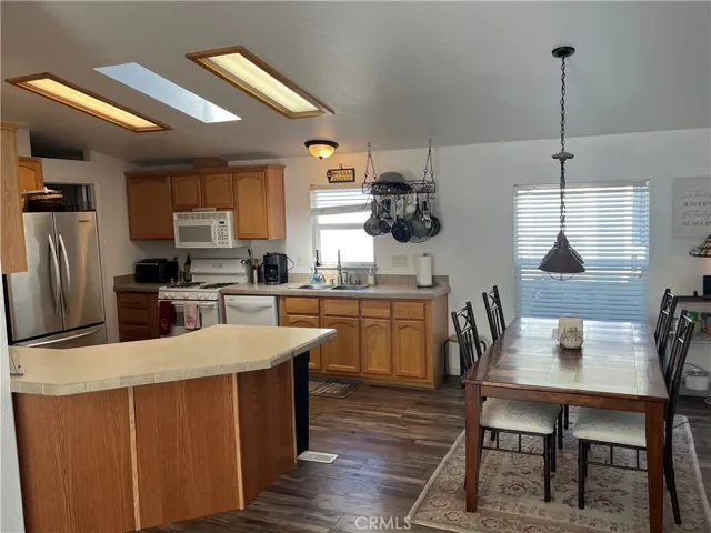 KITCHEN/DINING ROOM