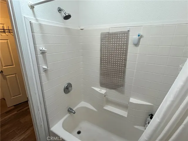 BATHROOM 2 TUB/SHOWER