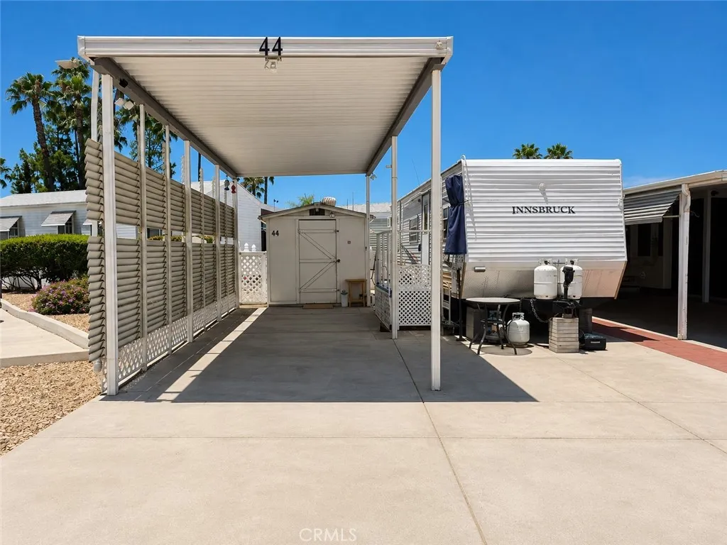 Lot comes with Innsbruck Gulfstream