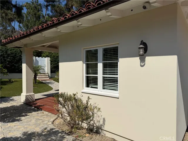 305 W Kenneth Road, Glendale, California 91202