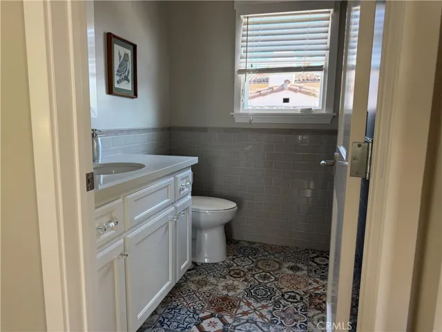 305 W Kenneth Road, Glendale, California 91202