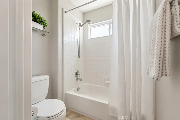 2nd floor - hallway bathroom also has separate toilet/tub/shower room