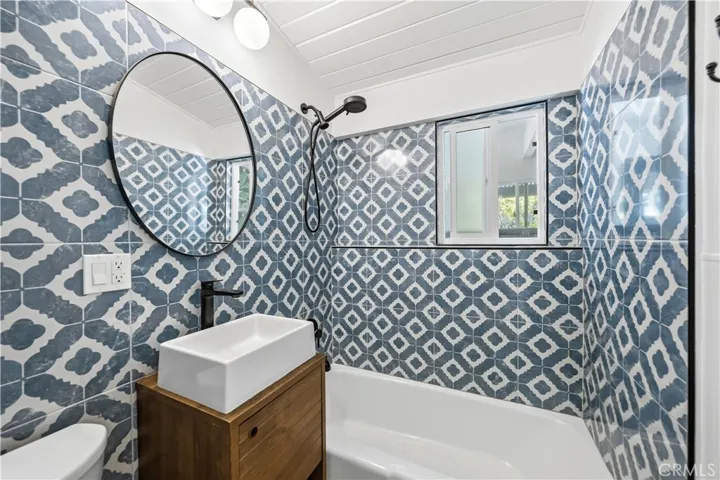 Hall/Guest Bathroom