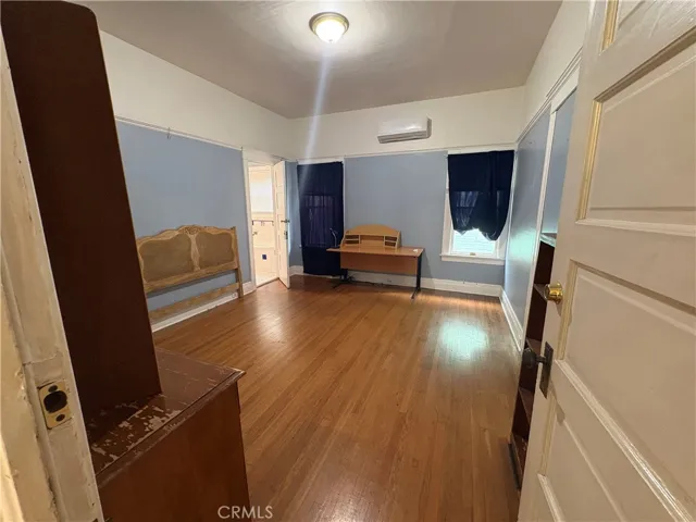 2713 S La Salle, Los Angeles, California 90018