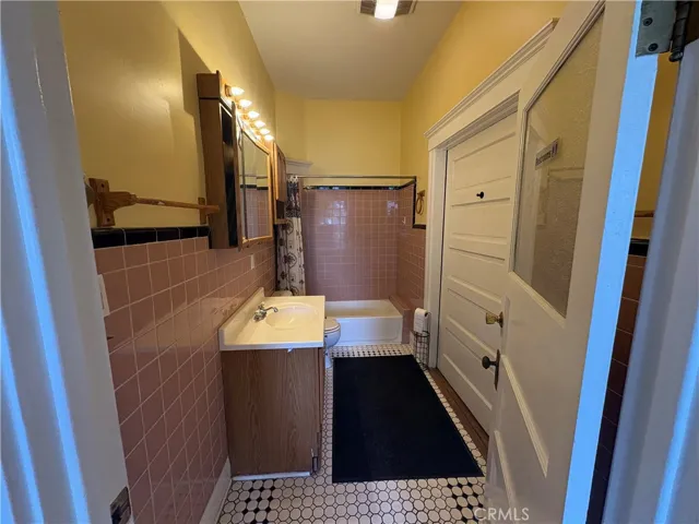 2713 S La Salle, Los Angeles, California 90018