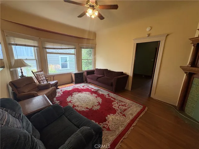 2713 S La Salle, Los Angeles, California 90018