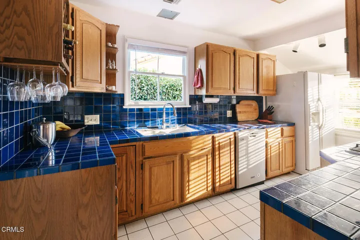 126DAMORE_2046 Stratford