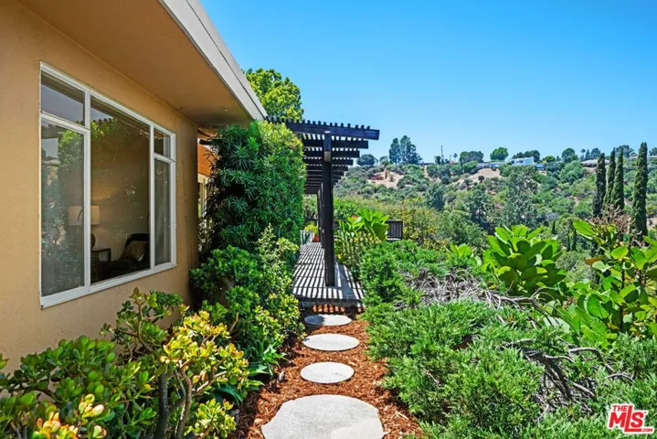 14947 Rhinestone Drive, Sherman Oaks, California 91403