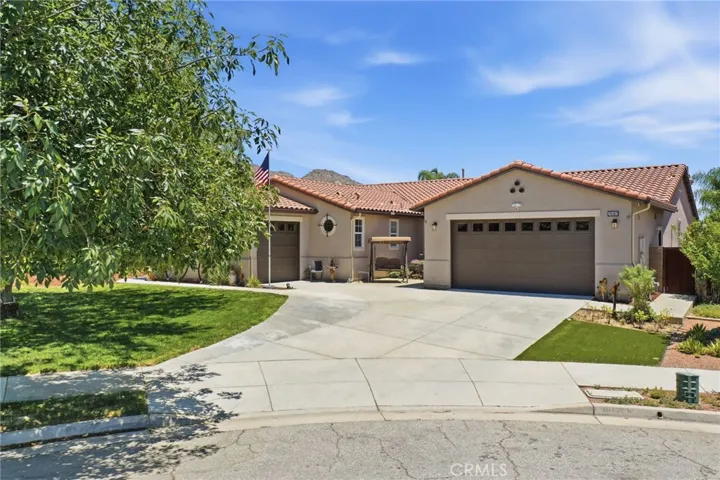 Cul-de-sac over 10,000 sq ft lot, with extra wide concrete ADA Accessible driveway for easy access and more parking.