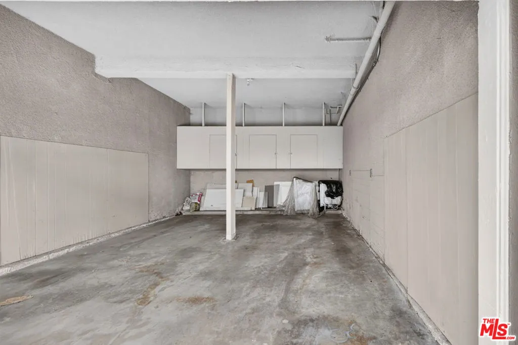 2 tandem parking/storage