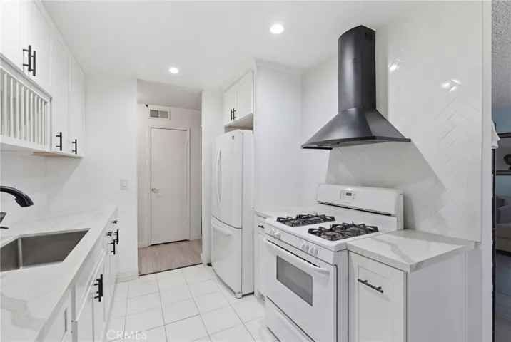 700 W La Veta, Orange, California 92868
