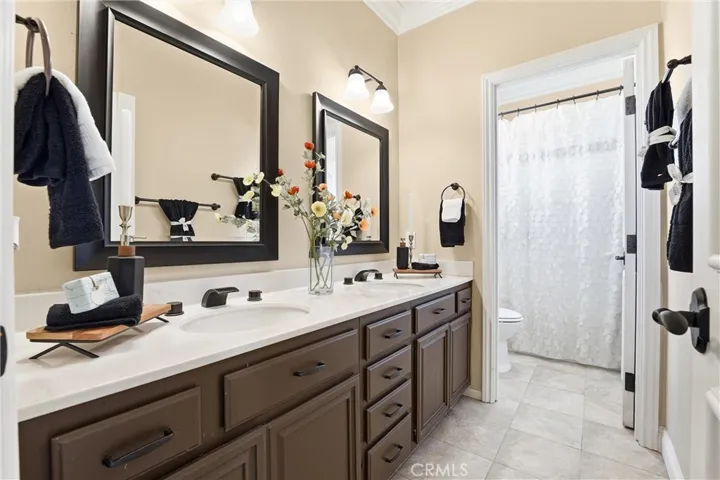 Hallway Bath (upstairs)