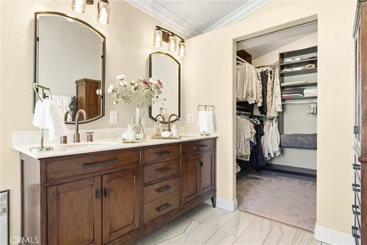 Bathroom & walk-in Closet
