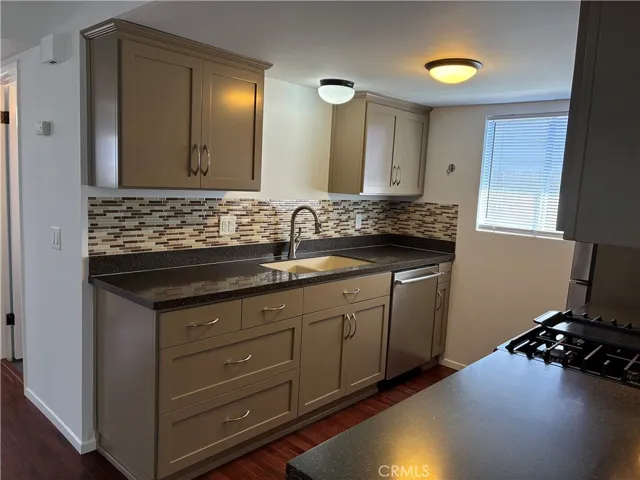 Beautiful kitchen!! Dishwasher is like new!