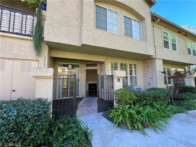 Pictures are from before current tenant moved in.