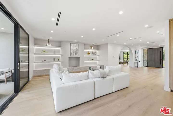 16643 Addison Street, Encino, California 91436