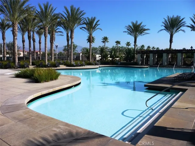 Yes, this is a true resort-style pool with a walk-in entrance. Summers here:  enjoy1