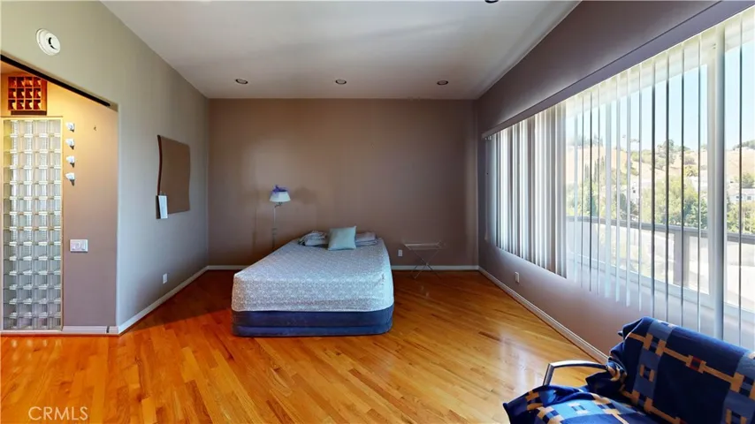 4936 Llano, Woodland Hills, California 91364