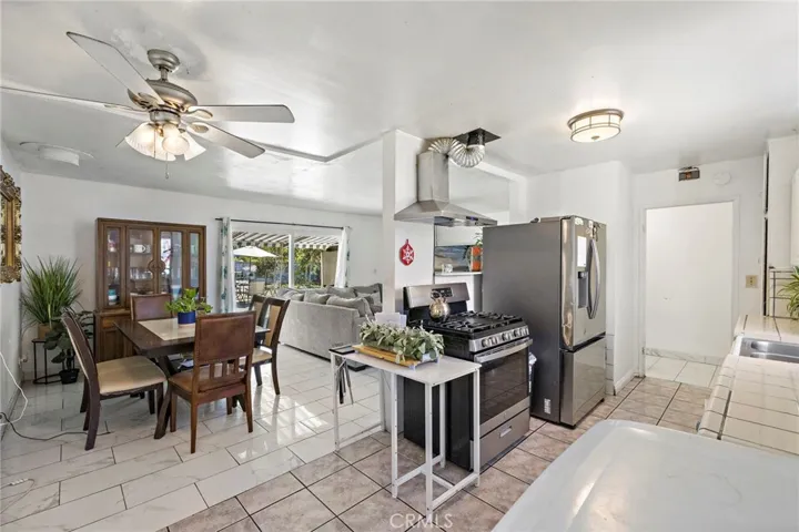 KITCHEN/DINING ROOM