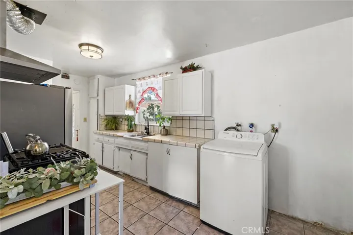 KITCHEN/LAUNDRY