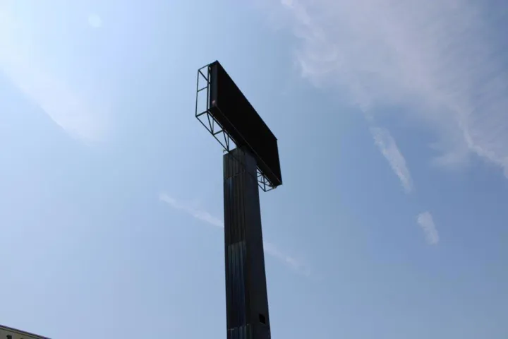 Freeway pylon sign