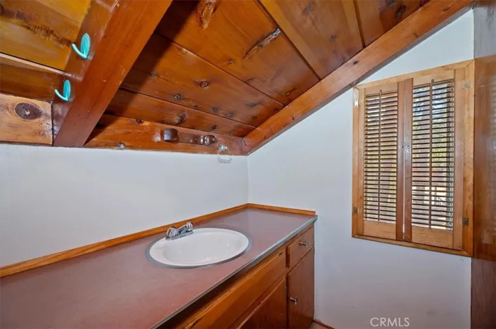 Upstairs 1/2 bathroom