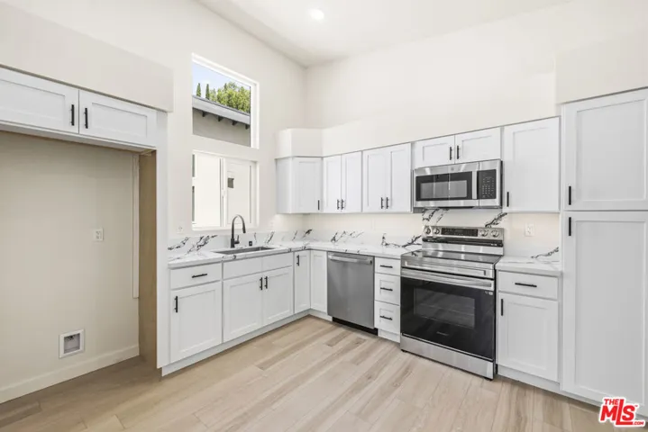 22320 Itasca Street, Chatsworth, California 91311