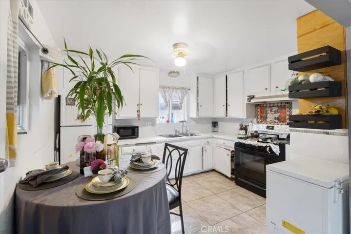 608 E Central Avenue, Santa Ana, California 92707