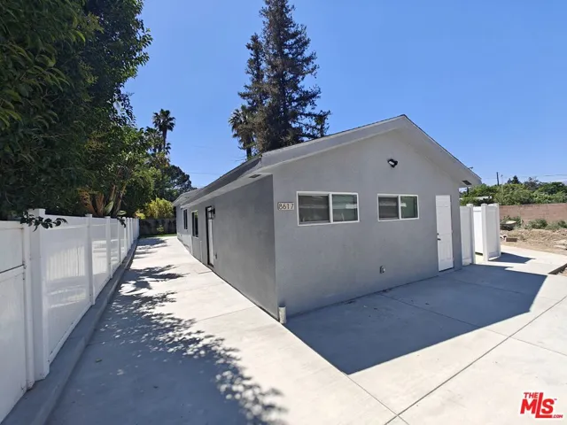 8617 Hatillo, Winnetka, California 91306