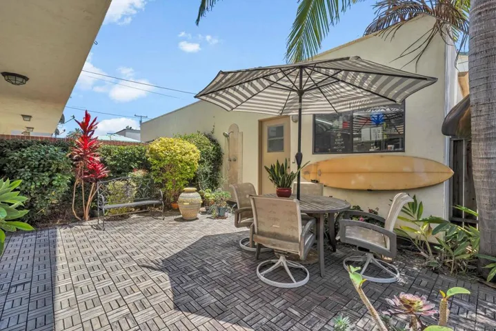 BBQ area, out door shower, Pass though to kitchen