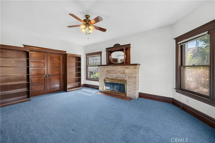 Can be closed off with pocket doors