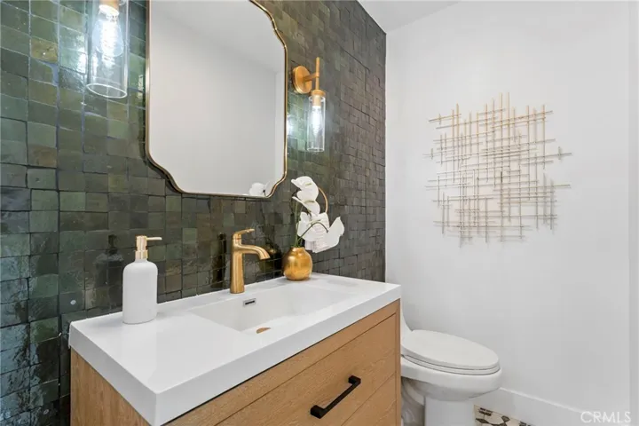 5334 S Hillcrest Drive, Los Angeles, California 90043