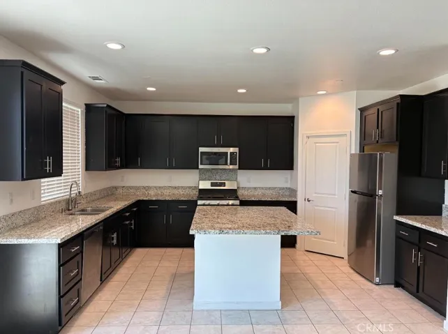 Kitchen w/granite counters & breakfast bard!