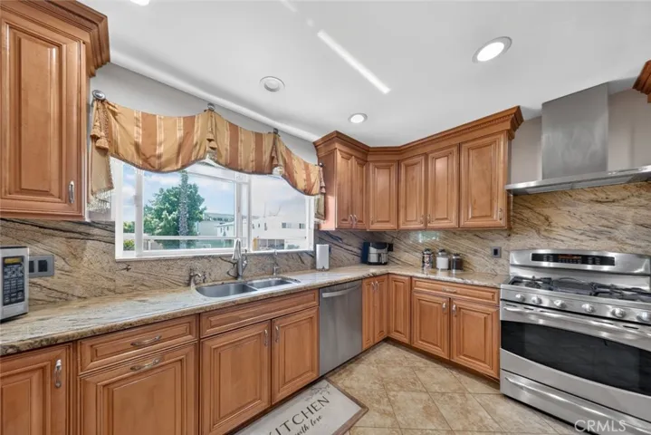 6415 Varna Avenue, Van Nuys, California 91401