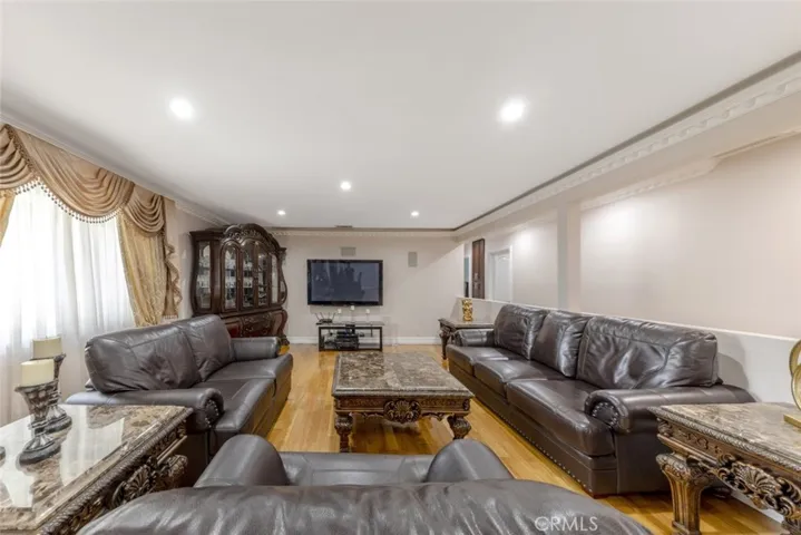 6415 Varna Avenue, Van Nuys, California 91401