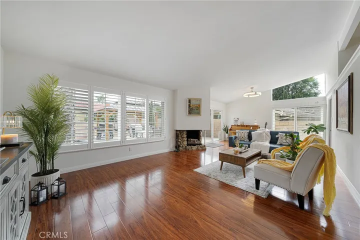 Main livingroom with Fireplace.