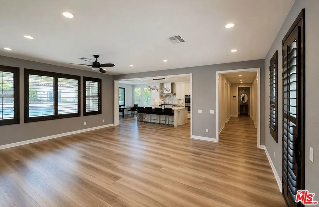 living room looking into kitch