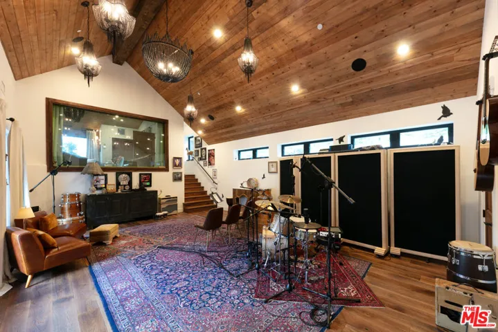 28960 Crags Drive, Agoura Hills, California 91301