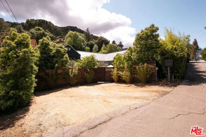28960 Crags Drive, Agoura Hills, California 91301