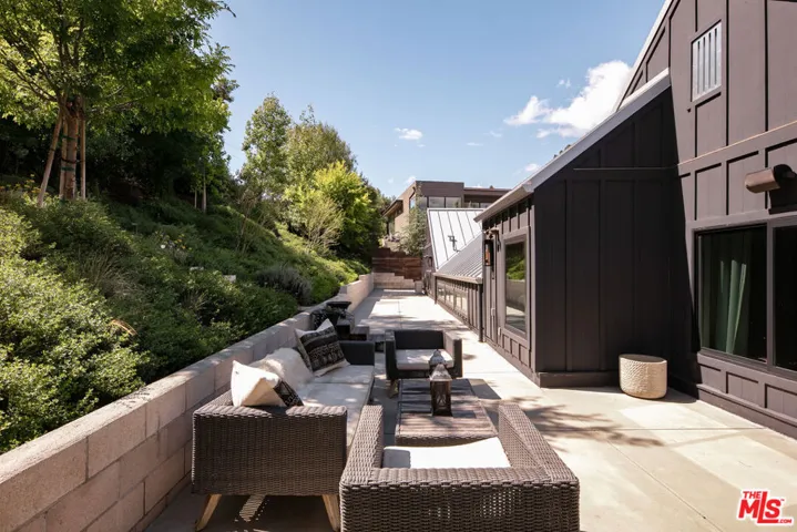 28960 Crags Drive, Agoura Hills, California 91301