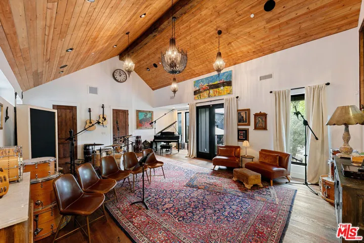 28960 Crags Drive, Agoura Hills, California 91301