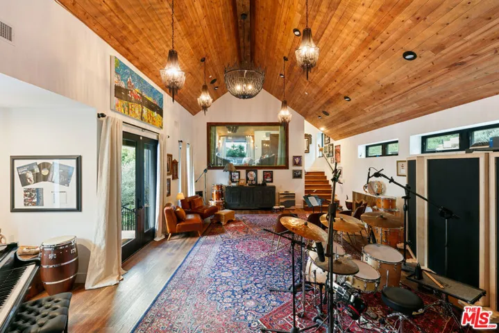 28960 Crags Drive, Agoura Hills, California 91301