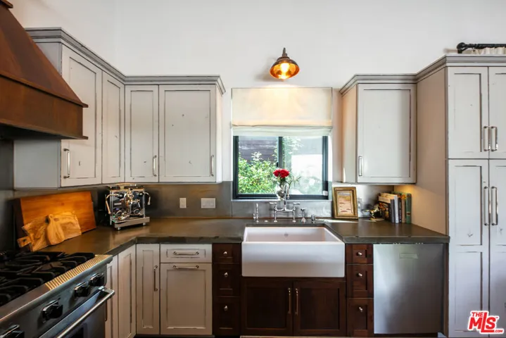 28960 Crags Drive, Agoura Hills, California 91301