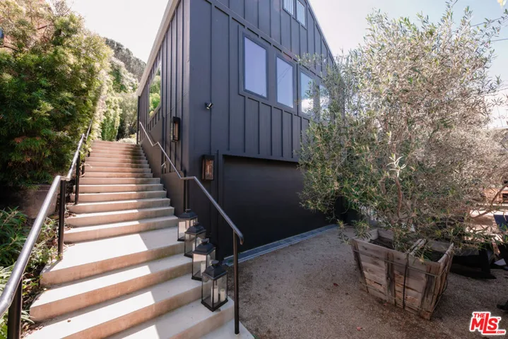 28960 Crags Drive, Agoura Hills, California 91301