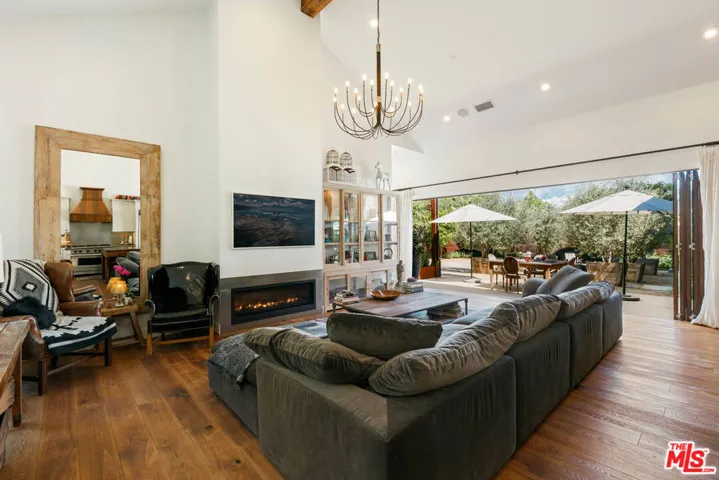 28960 Crags Drive, Agoura Hills, California 91301