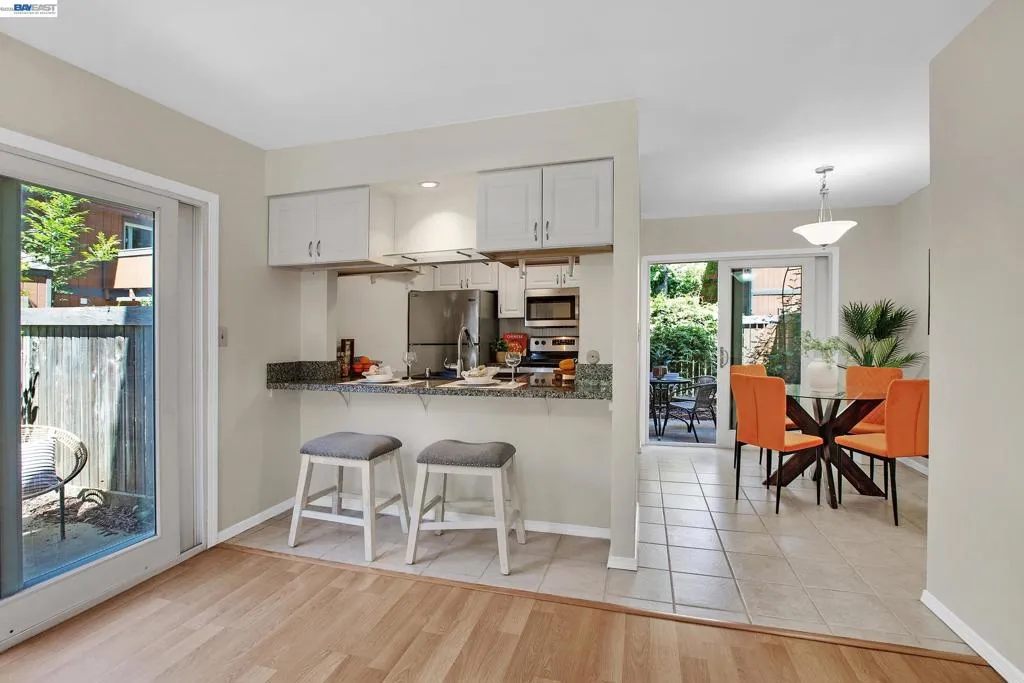 Kitchen & Breakfast bar