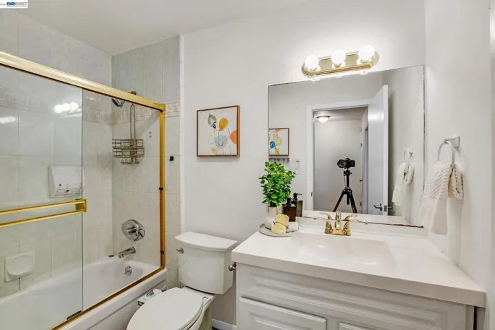 Upstairs full bath with tub