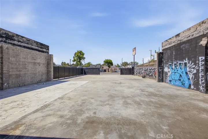 818 828 E Manchester Avenue, Los Angeles, California 90001